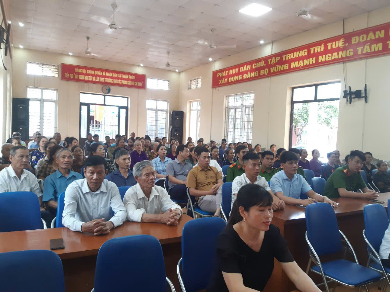 Công an xã Thuận Thiên (Kiến Thụy): Đẩy mạnh tuyên truyền việc góp ý vào dự thảo Nghị quyết sửa đổi, bổ sung một số điều Hiến pháp năm 2013